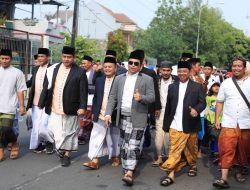 Ribuan Warga Meriahkan Jalan Sarungan Dengan Batik Tetengger