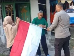 Antisipasi One Piece, Polsek Ciasuk Bagikan Bendera Merah Putih Ke Warga