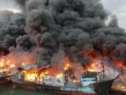 Kebakaran Empat Kapal di Muara Baru Berhasil Dipadamkan