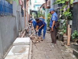 Pasukan Biru Perbaiki Saluran Air di Jalan Marunda Baru XIV